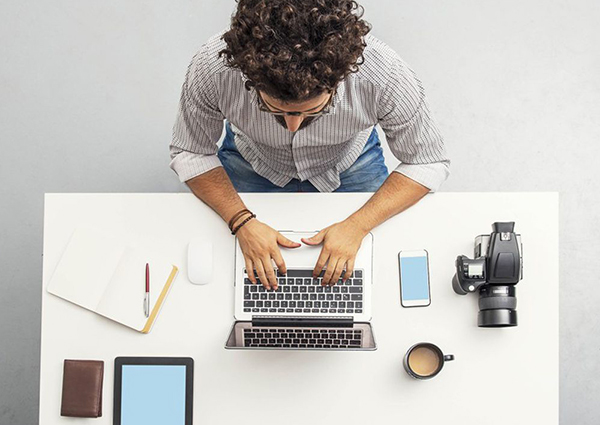 Comment bien choisir l'accessoire idéal pour le télétravail, un